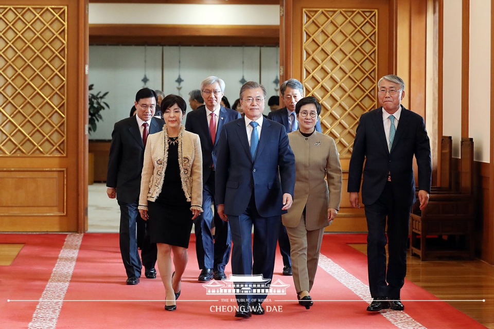 문재인 대통령이 9일 청와대 본관 충무실에서 열린 신임 대사 신임장 수여식을 마친 후 신임 대사들과 함께 환담장으로 이동하고 있다.