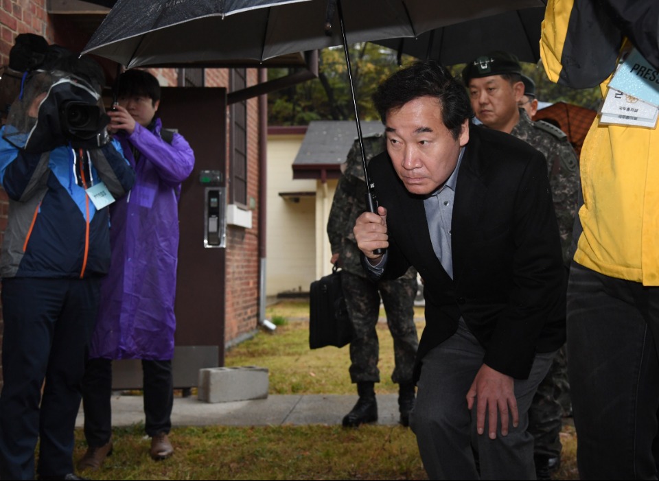 이낙연 국무총리가 8일 용산기지를 방문해 현장을 관람하고 있다.