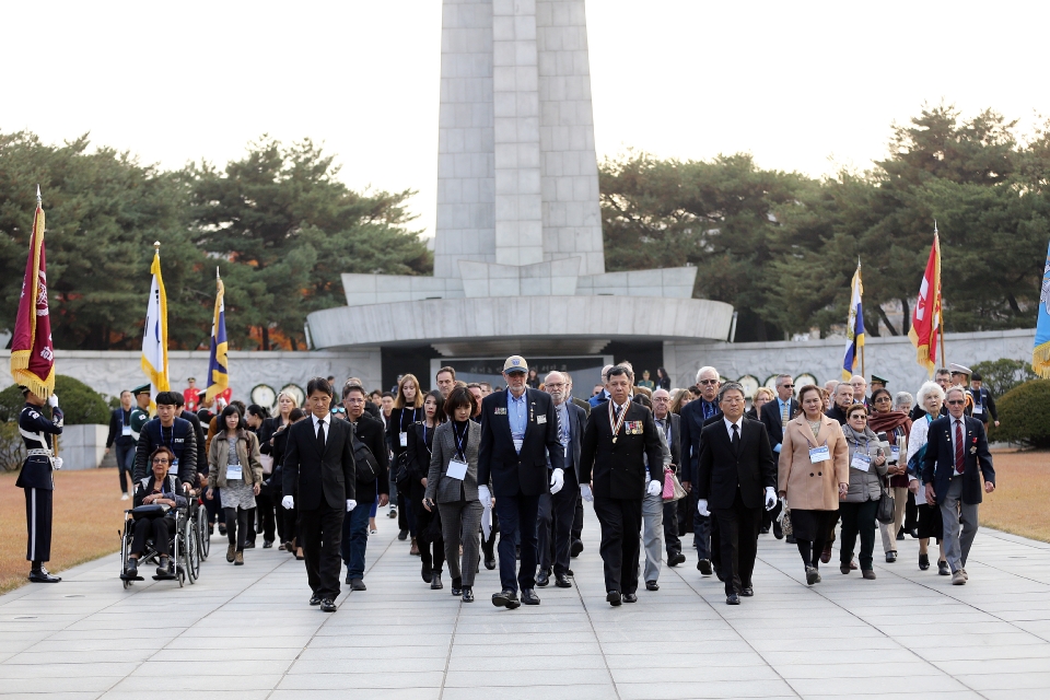 국가보훈처에서 턴투어드부산 추모식과 연계하여 16개국 유엔참전용사 유족및 관계자 110여명을 모시고 서울 동작구 국립서울현충원을 찾아 헌화 및 참배하고 있다