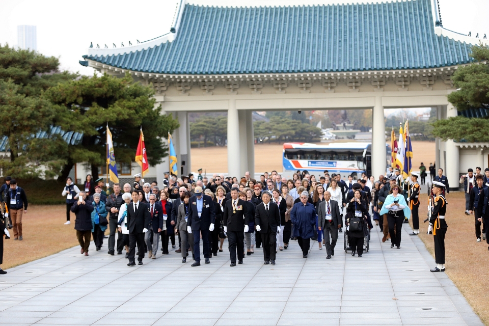 국가보훈처에서 턴투어드부산 추모식과 연계하여 16개국 유엔참전용사 유족및 관계자 110여명을 모시고 서울 동작구 국립서울현충원을 찾아 헌화 및 참배하고 있다