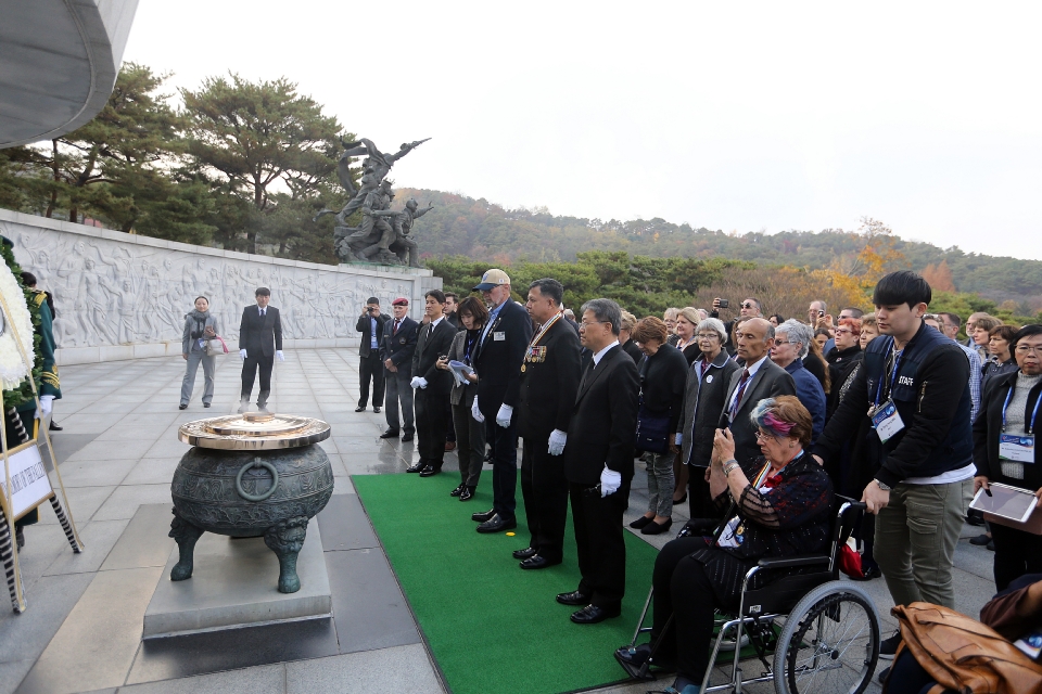 국가보훈처에서 턴투어드부산 추모식과 연계하여 16개국 유엔참전용사 유족및 관계자 110여명을 모시고 서울 동작구 국립서울현충원을 찾아 헌화 및 참배하고 있다