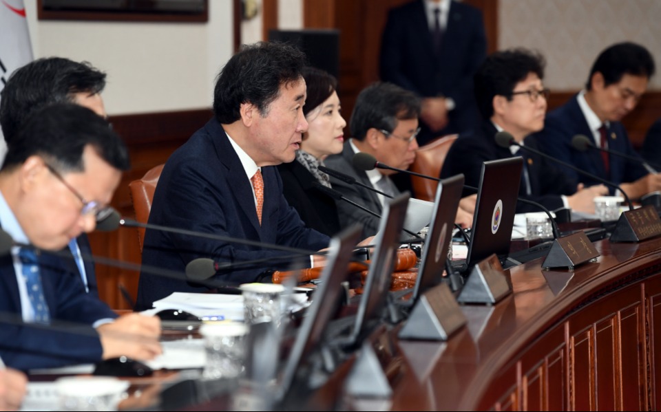 이낙연 국무총리가 13일 세종로 정부서울청사에서 열린 국무회의를 주재하고 있다.