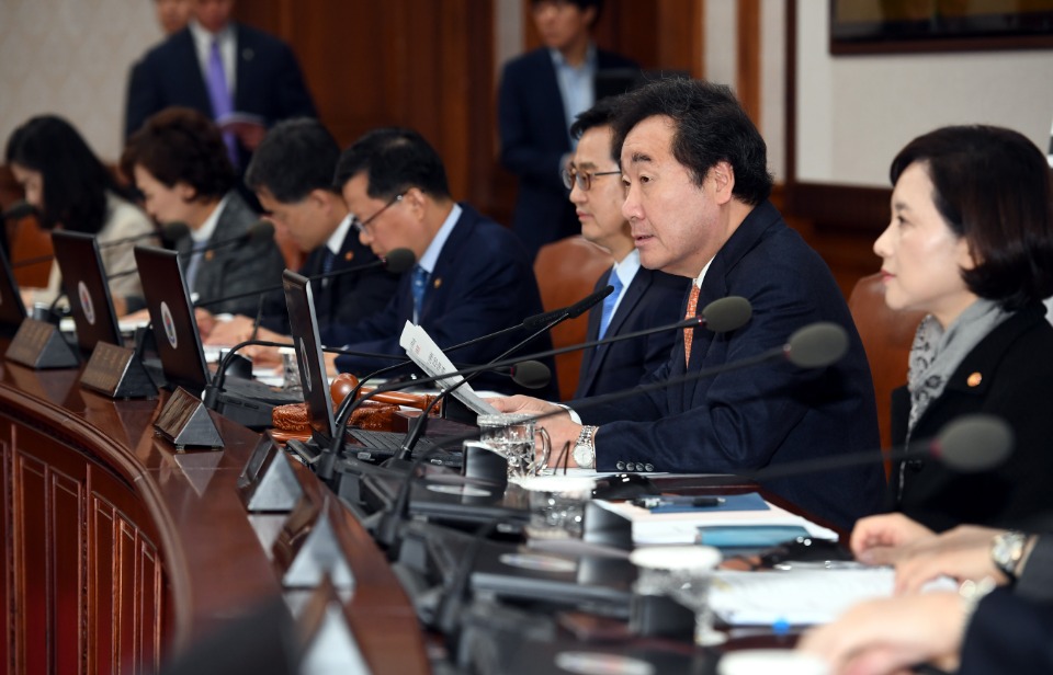 이낙연 국무총리가 13일 세종로 정부서울청사에서 열린 국무회의를 주재하고 있다.