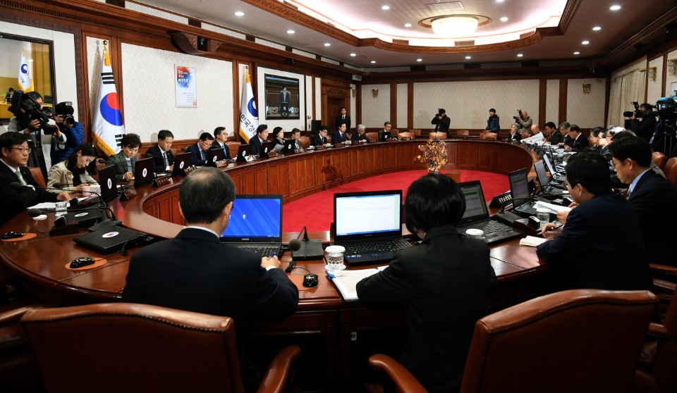 이낙연 국무총리가 13일 세종로 정부서울청사에서 열린 국무회의를 주재하고 있다.