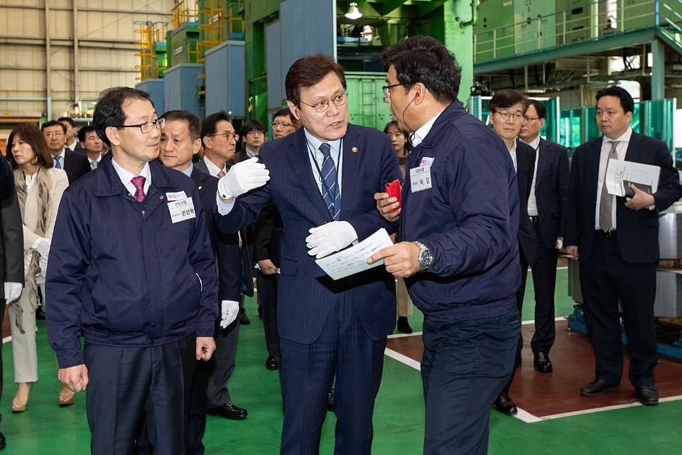 최종구 금융위원장과 자동차 부품업체 관계자가 공장에 관해 이야기를 하고 있다.