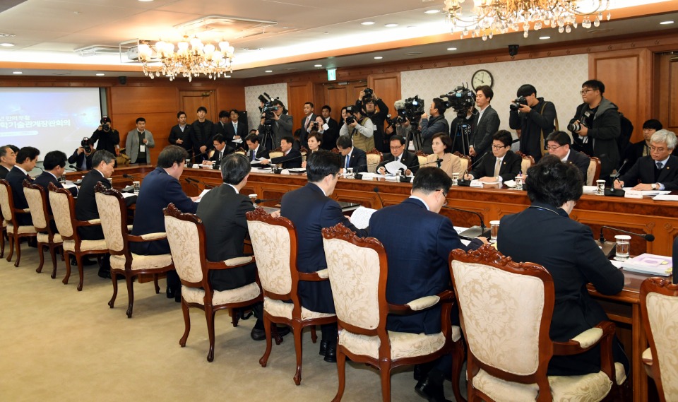 이낙연 국무총리가 14일 세종로 정부서울청사에서 열린 제1회 과학기술관계장관회의를 주재하고 있다.