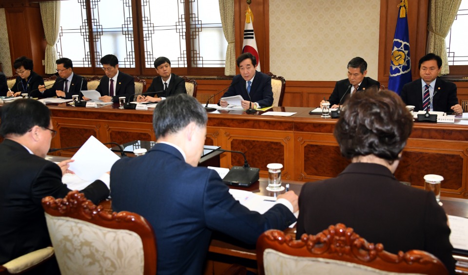 이낙연 국무총리가 14일 세종로 정부서울청사에서 열린 제1회 과학기술관계장관회의를 주재하고 있다.