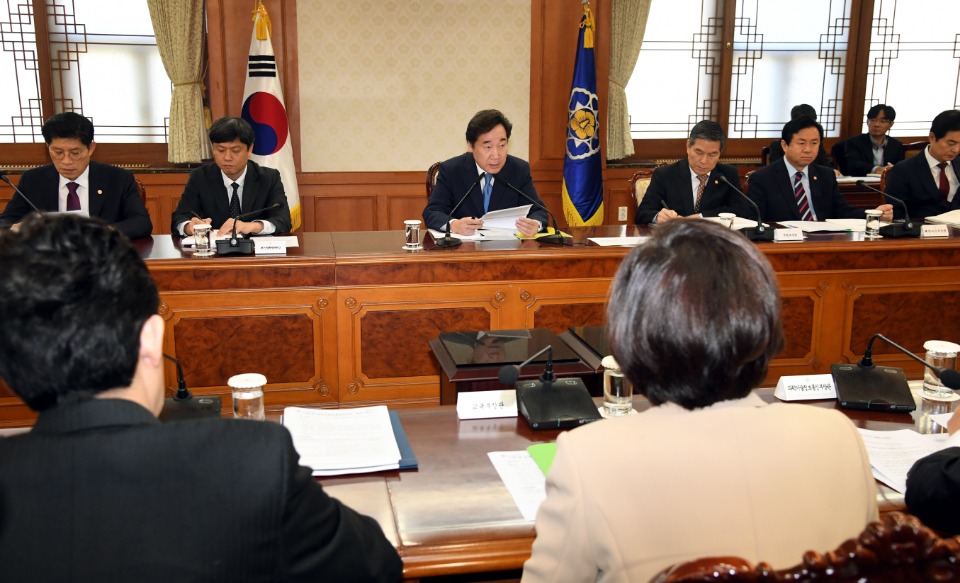 이낙연 국무총리가 14일 세종로 정부서울청사에서 열린 제1회 과학기술관계장관회의를 주재하고 있다.