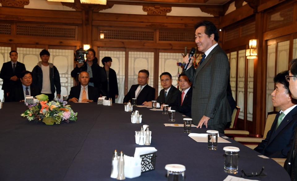 이낙연 국무총리가 16일 삼청동 총리서울공관에서 은행연합회 오찬간담회를 주재하고 있다.