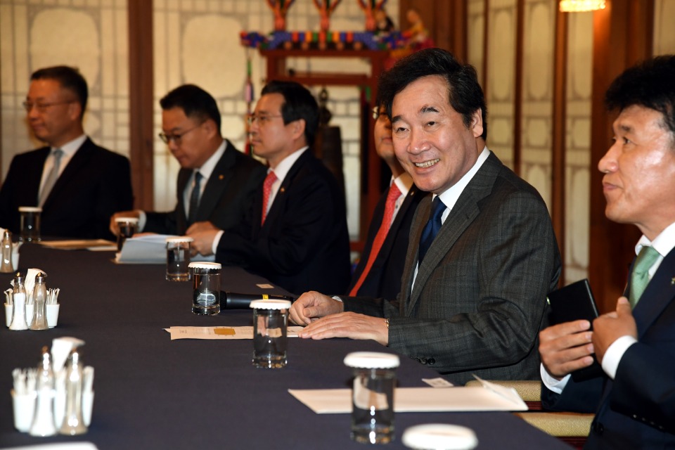 이낙연 국무총리가 16일 삼청동 총리서울공관에서 은행연합회 오찬간담회를 주재하고 있다.