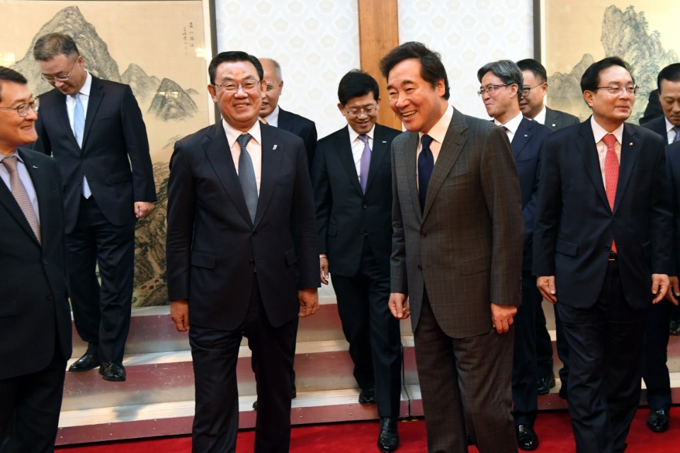 이낙연 국무총리가 16일 삼청동 총리서울공관에서 열린 은행연합회 오찬간담회에 참석하고 있다.