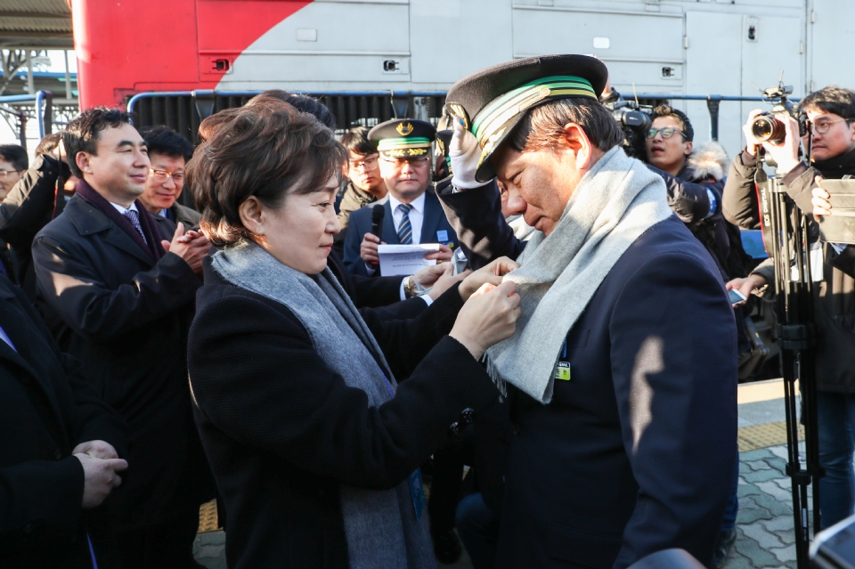 남과 북은 11월 30일부터 총 18일간 북한 철도를 따라 약 2,600km를 이동하며 남북철도 북측구간 현지 공동조사를 시작하기로 합의했다.
</br>
</br>
경의선은 개성~신의주 구간을 11월 30일부터 12월 5일까지 6일간(약 400km), 동해선은 금강산~두만강 구간을 12월 8일부터 12월 17일까지 10일간(약 800km) 조사를 진행할 예정이다. 
</br>
</br>
현지 공동조사를 위해 운행되는 우리측 철도차량은 기관차를 포함한 7량이 서울역에서 06시 30분 출발하여 08시경 도라산역에 도착한다.
</br>
</br>
도라산역에서 간단한 환송행사를 진행한 이후 08시 30분경 도라산역을 출발하여 09시경 북측 판문역에 도착, 우리측 기관차는 분리·귀환하고 북한 기관차를 우리측 철도차량 6량과 연결하여 16일의 북측 구간 조사를 진행하게 될 예정이다.