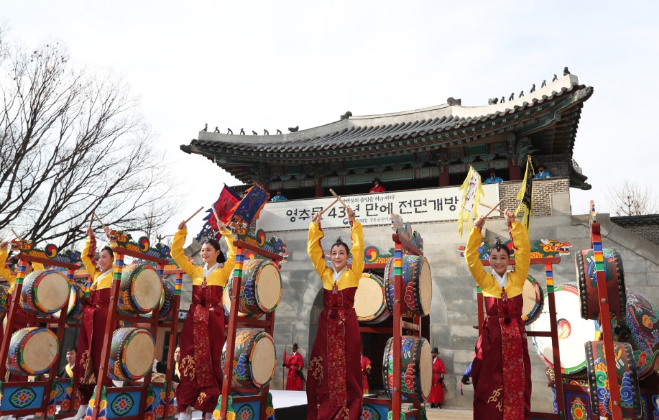 6일 경복궁 서문인 영추문이 1975년 복원 이후 43년 만에 전면 개방하는 행사가 열렸다.
</br>
이날 정재숙 문화재청 청장, 국회 문화체육관광위원회 위원, 지자체 관계자들이 참석해 기념행사를 마친 뒤에 시민들이 자유롭게 오가고 있다.
