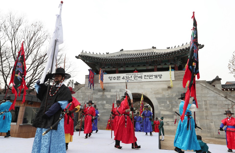 6일 경복궁 서문인 영추문이 1975년 복원 이후 43년 만에 전면 개방하는 행사가 열렸다.
</br>
이날 정재숙 문화재청 청장, 국회 문화체육관광위원회 위원, 지자체 관계자들이 참석해 기념행사를 마친 뒤에 시민들이 자유롭게 오가고 있다.
