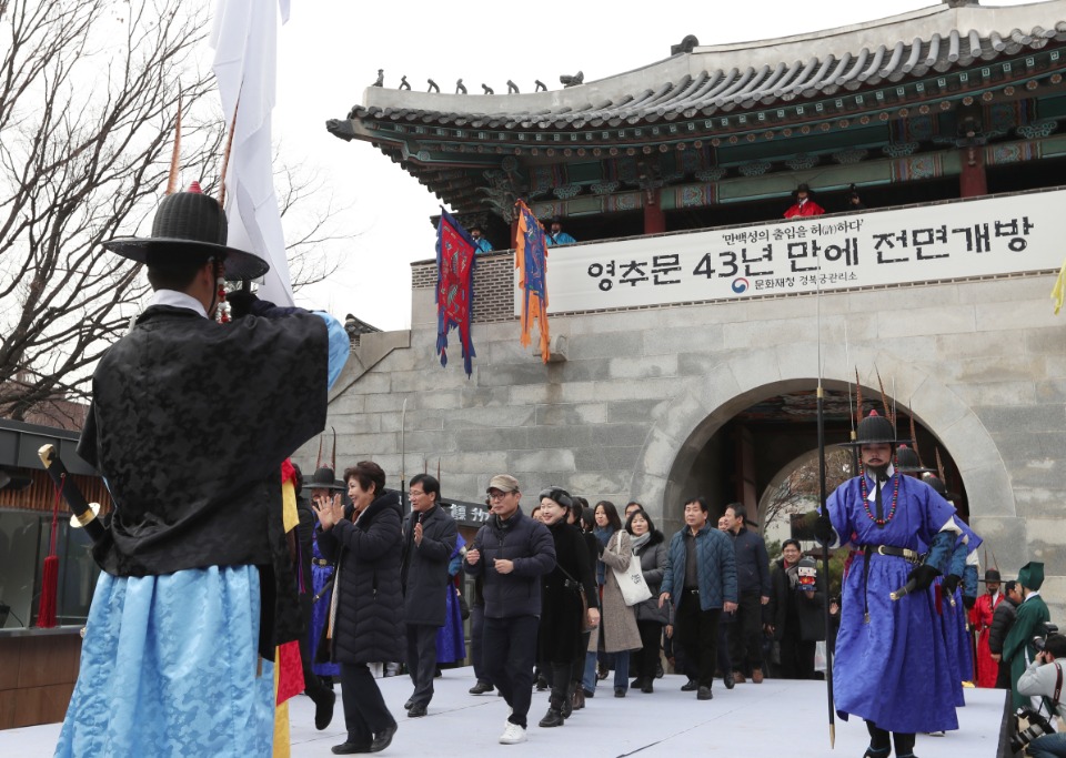 6일 경복궁 서문인 영추문이 1975년 복원 이후 43년 만에 전면 개방하는 행사가 열렸다.
</br>
이날 정재숙 문화재청 청장, 국회 문화체육관광위원회 위원, 지자체 관계자들이 참석해 기념행사를 마친 뒤에 시민들이 자유롭게 오가고 있다.
