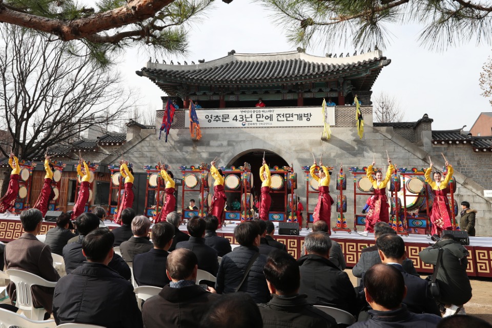 6일 경복궁 서문인 영추문이 1975년 복원 이후 43년 만에 전면 개방하는 행사가 열렸다.
</br>
이날 정재숙 문화재청 청장, 국회 문화체육관광위원회 위원, 지자체 관계자들이 참석해 기념행사를 마친 뒤에 시민들이 자유롭게 오가고 있다.
