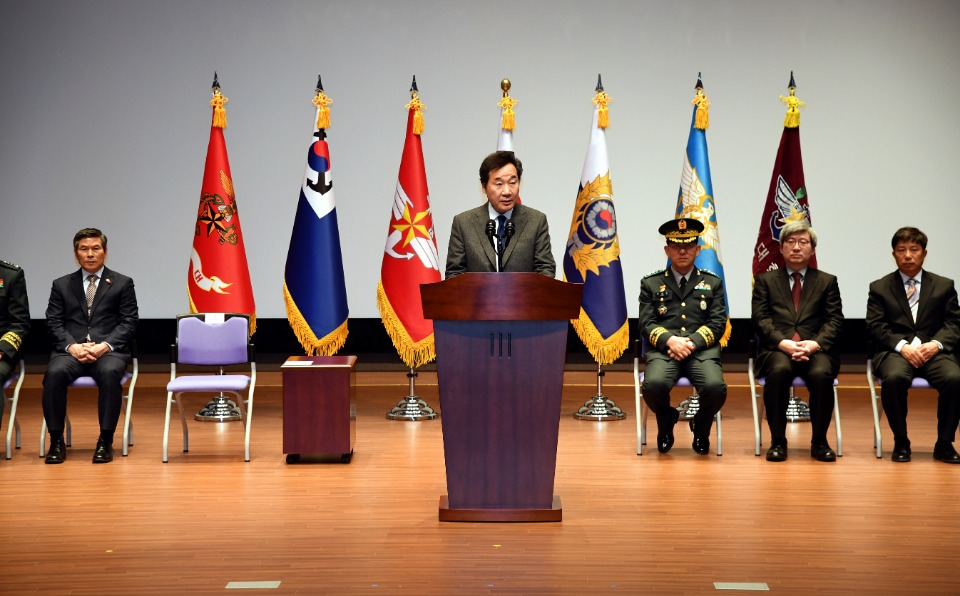 이낙연 국무총리가 7일 충남 논산시 국방대학교 안보과정 졸업식장에 참석해 축사를 하고 있다.