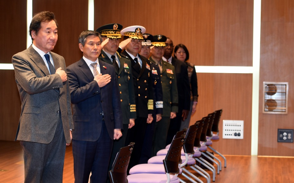 이낙연 국무총리가 7일 충남 논산시 국방대학교 안보과정 졸업식장에 참석해 국민의례를 하고 있다.