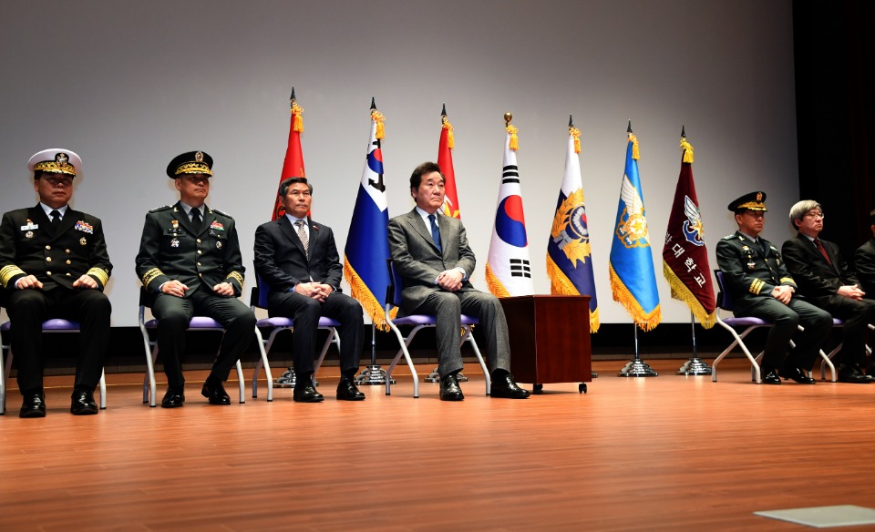 이낙연 국무총리가 7일 충남 논산시 국방대학교 안보과정 졸업식장에 참석하고 있다.