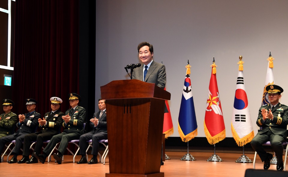 이낙연 국무총리가 7일 충남 논산시 국방대학교 안보과정 졸업식장에 참석해 축사를 하고 있다.