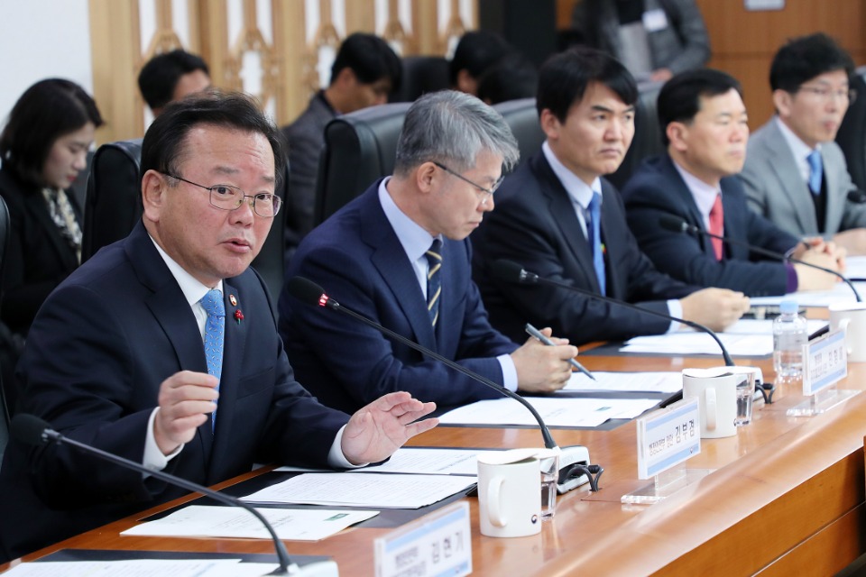 김부겸 행정안전부 장관이 7일 오전 서울시 세종대로 정부서울청사에서 열린 전국 시장·군수·구청장협의회 소통 간담회에서 모두발언을 하고 있다.