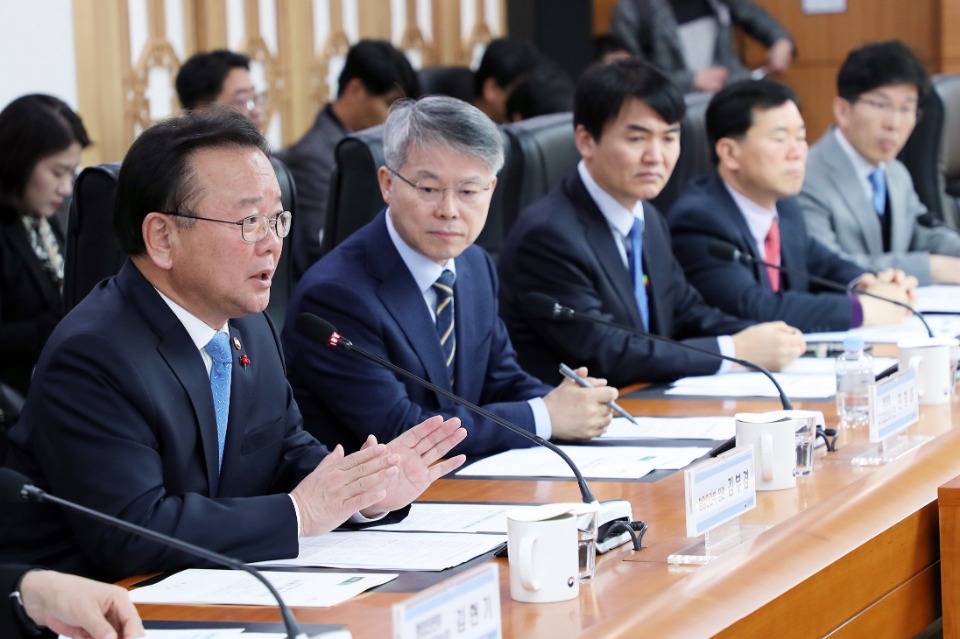 김부겸 행정안전부 장관이 7일 오전 서울시 세종대로 정부서울청사에서 열린 전국 시장·군수·구청장협의회 소통 간담회에서 모두발언을 하고 있다.