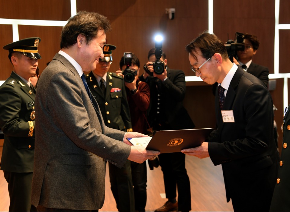 이낙연 국무총리가 7일 충남 논산시 국방대학교 안보과정 졸업식장에 참석해 우수 졸업자에게 상장을 수여하고 있다.