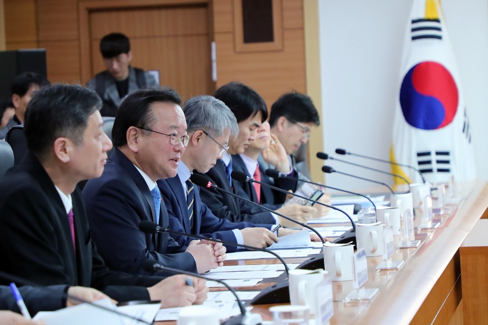 김부겸 행정안전부 장관이 7일 오전 서울시 세종대로 정부서울청사에서 열린 전국 시장·군수·구청장협의회 소통 간담회에서 모두발언을 하고 있다.