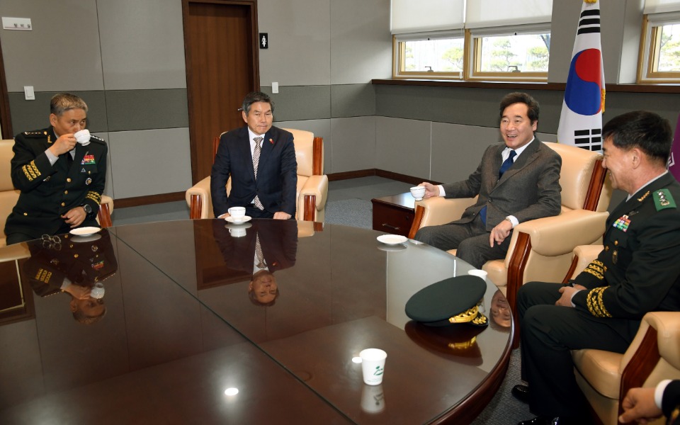 이낙연 국무총리가 7일 충남 논산시 국방대학교 안보과정 졸업식장에 참석하고 있다.