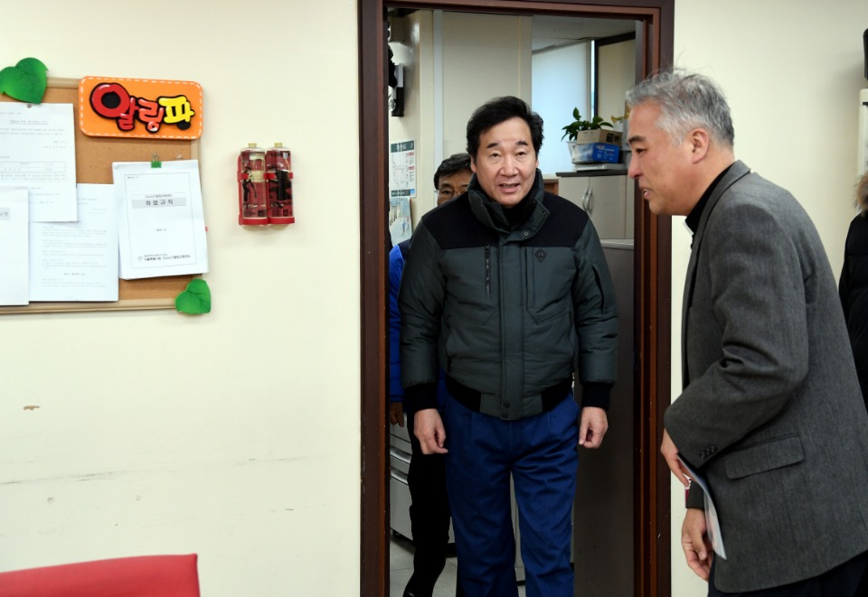 이낙연 국무총리가 8일 용산구 노숙인 쉼터인 다시서기종합지원센터를 방문해 숙소를 둘러보고 있다.