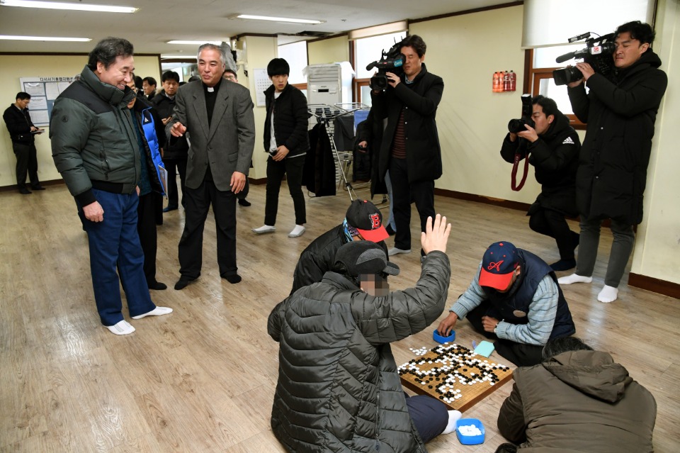 이낙연 국무총리가 8일 용산구 노숙인 쉼터인 다시서기종합지원센터를 방문해 숙소를 둘러보고 있다.