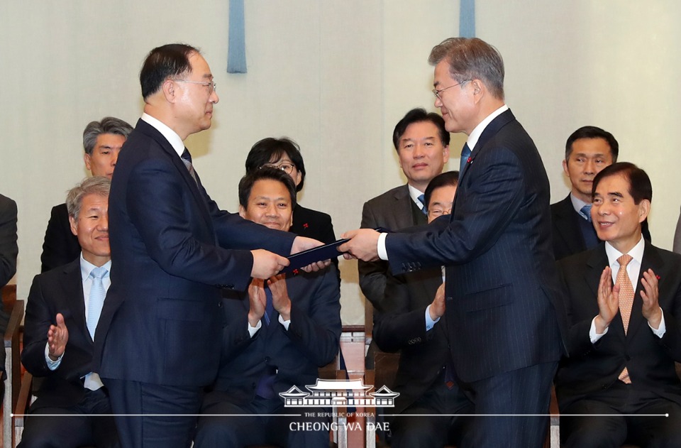 문재인 대통령이 10일 청와대 본관에서 홍남기 신임 경제부총리 겸 기획재정부 장관에게 임명장을 수여하고 있다.