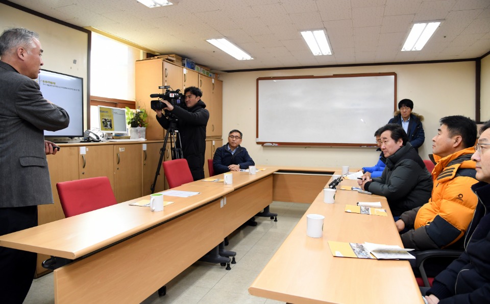 이낙연 국무총리가 8일 용산구 노숙인 쉼터인 다시서기종합지원센터를 방문해 숙소를 둘러보고 있다.