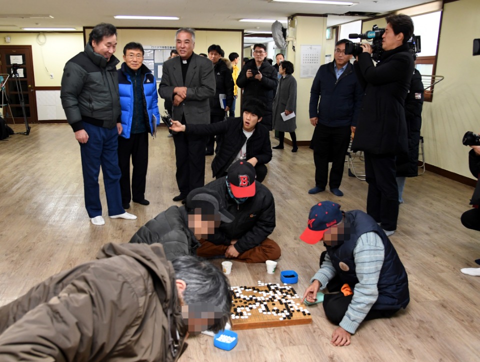 이낙연 국무총리가 8일 용산구 노숙인 쉼터인 다시서기종합지원센터를 방문해 숙소를 둘러보고 있다.