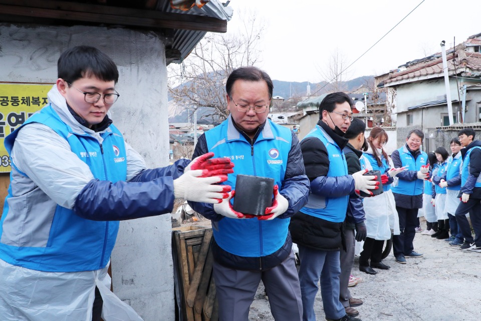 김부겸 행정안전부 장관이 11일 오후 서울 노원구 중계본동 소재 백사마을에서 행정안전부 행복드림봉사단과 함께 사랑의 연탄배달 봉사활동을 하고 있다.