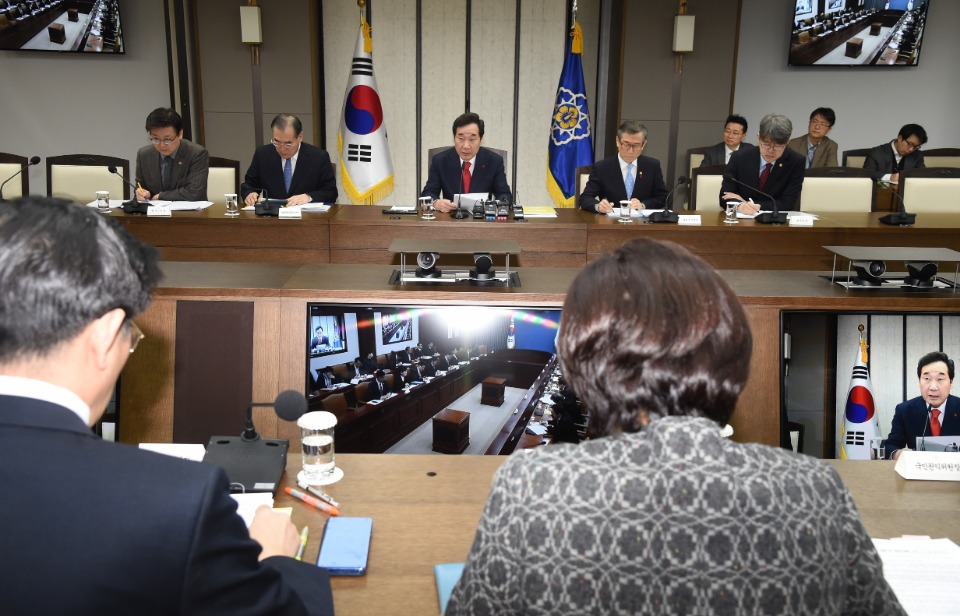 이낙연 국무총리가 10일 세종 어진동 정부세종청사에서 열린 국정현안점검조정회의를 주재, 모두발언을 하고 있다. 