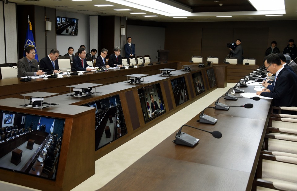 이낙연 국무총리가 10일 세종 어진동 정부세종청사에서 열린 국정현안점검조정회의를 주재, 모두발언을 하고 있다. 