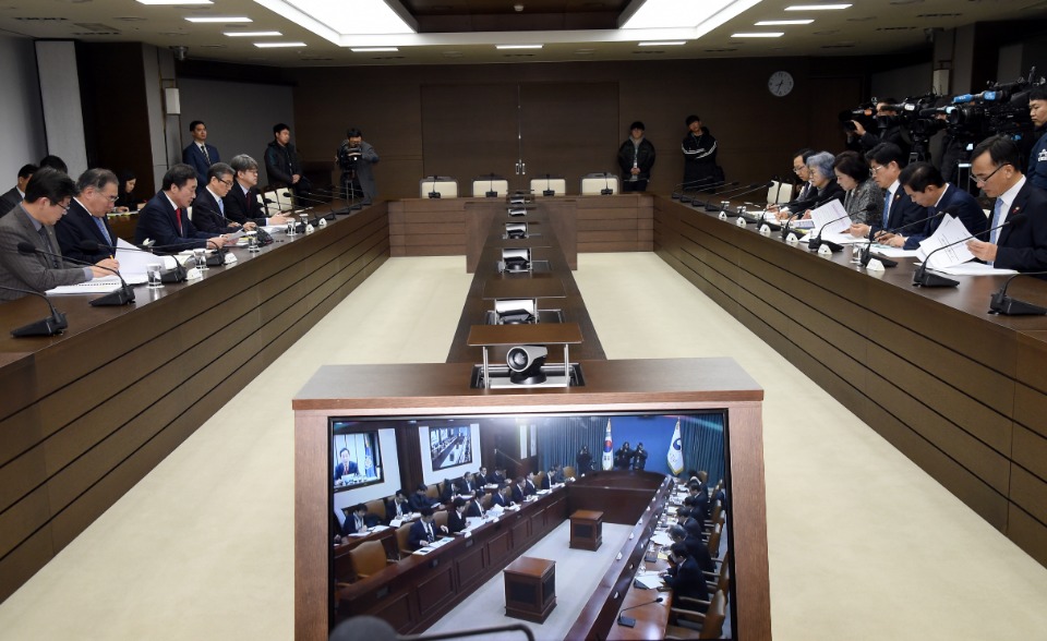 이낙연 국무총리가 10일 세종 어진동 정부세종청사에서 열린 국정현안점검조정회의를 주재, 모두발언을 하고 있다. 