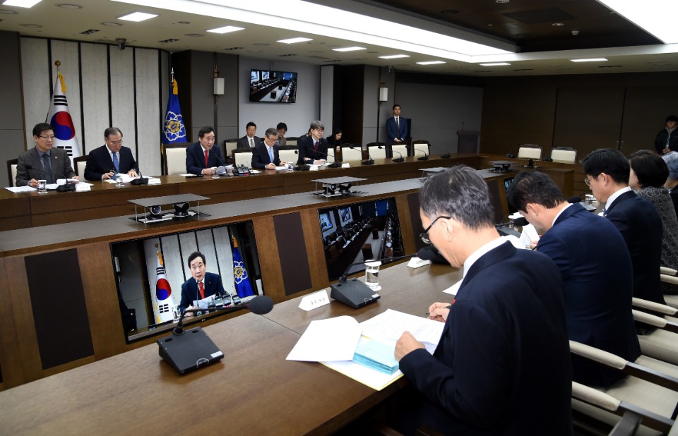 이낙연 국무총리가 10일 세종 어진동 정부세종청사에서 열린 국정현안점검조정회의를 주재, 모두발언을 하고 있다. 