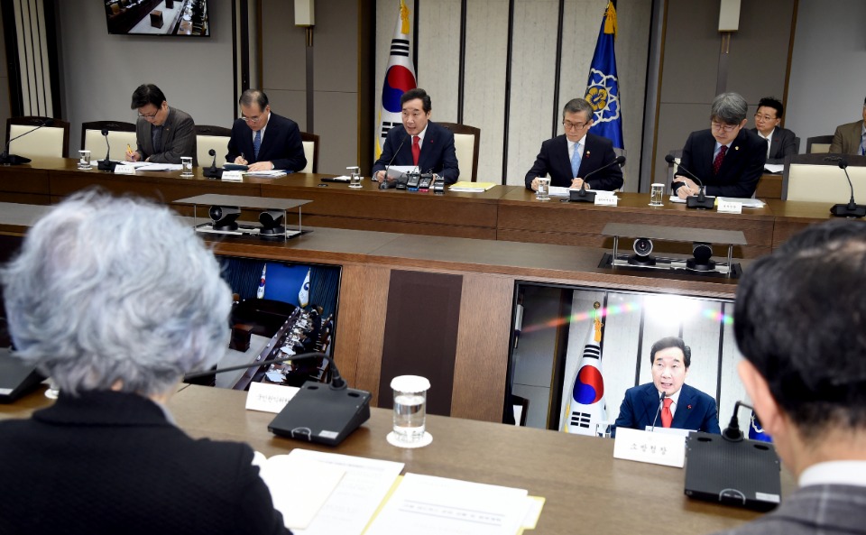 이낙연 국무총리가 10일 세종 어진동 정부세종청사에서 열린 국정현안점검조정회의를 주재, 모두발언을 하고 있다. 