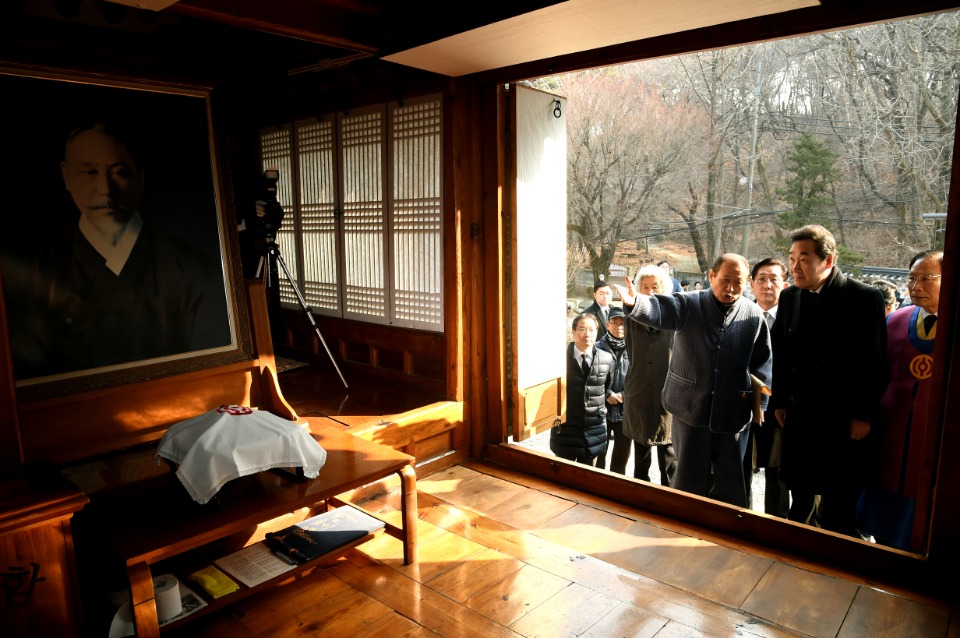 이낙연 국무총리가 12일 강북구 우이동 애국선열묘역의 손병희선생묘소를 방문, 헌화 및 분향을 하고 있다.