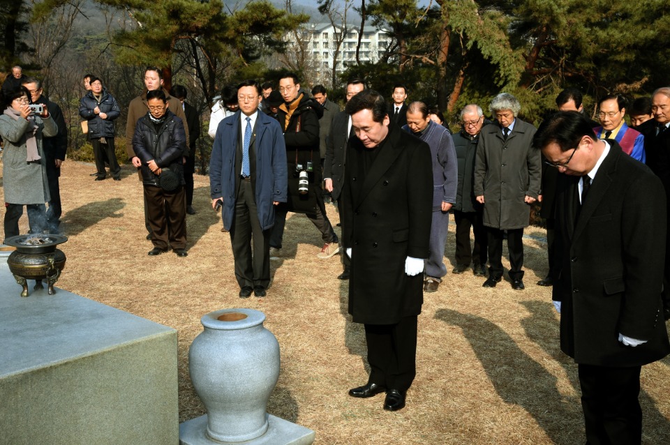 이낙연 국무총리가 12일 강북구 우이동 애국선열묘역의 손병희선생묘소를 방문, 헌화 및 분향을 하고 있다.