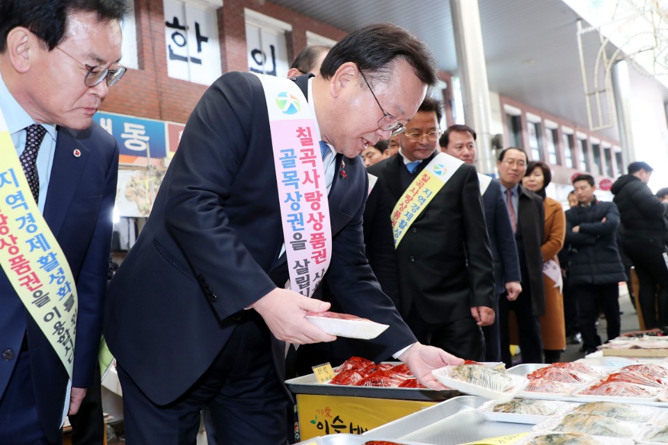 김부겸 행정안전부 장관이 1월 11일 오후 경북 칠곡군 왜관 전통시장을 방문, 지역사랑상품권 활성화 홍보 캠페인을 하며 지역상품권으로 시장 물품을 구매하고 있다. 