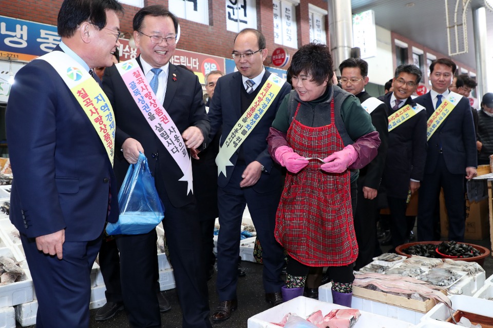 김부겸 행정안전부 장관이 1월 11일 오후 경북 칠곡군 왜관 전통시장을 방문, 지역사랑상품권 활성화 홍보 캠페인을 하며 지역상품권으로 시장 물품을 구매하고 있다. 