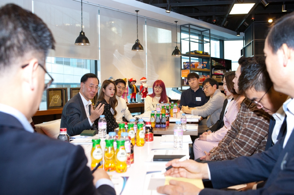 과학기술정보통신부가 17일 오후 서울 강남구 CJ ENM 다이아TV 회의실에서 '1인 미디어 활성화를 위한 현장 소통 간담회'를 개최했다. 민원기 과학기술정보통신부 제2차관이 인사말을 하고 있다. 이날 열린 간담회에는 소프(다이아TV), 헤이지니(키즈웍스), 양띵(트레져헌터), 데이지(레페리), 파워무비(파워무비), 오땡큐(오타쿠 레코드), 한국삼촌TV(한국삼촌TV) 등 1인 미디어 창작자들이 참석했다.