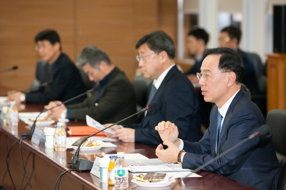 과학기술정보통신부가 16일 오후 경기도 과천시 관문로 정부과천청사 과기정통부 생각나눔방에서 '공공용 주파수 정책협의회' 를 개최했다.
민원기 과학기술정보통신부 제2차관이 인사말을 하고 있다.