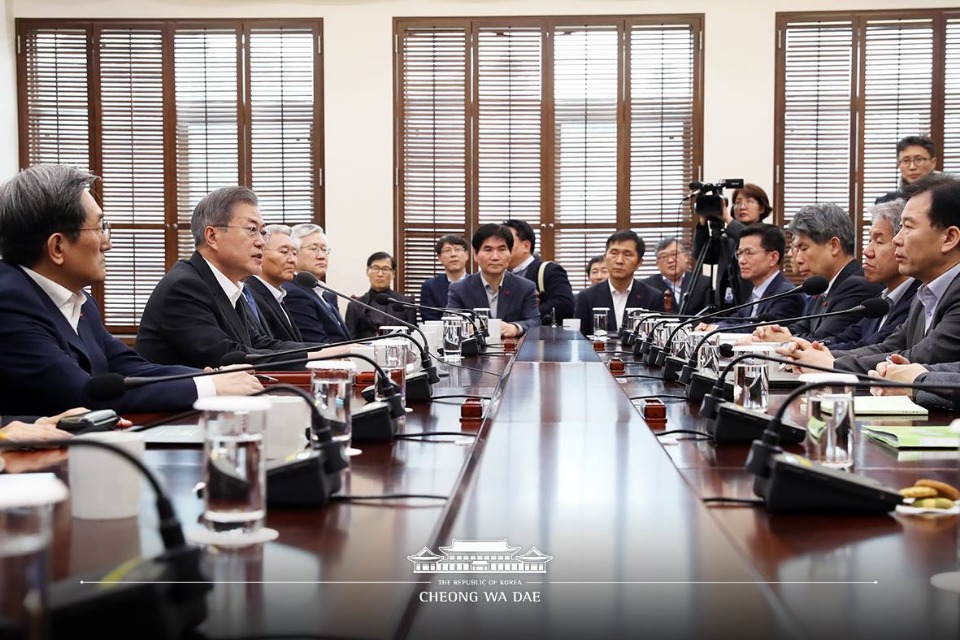 문재인 대통령이 21일 오후 청와대 여민관에서 열린 수석·보좌관회의에서 모두발언을 하고 있다. (사진출처 : 청와대 페이스북)