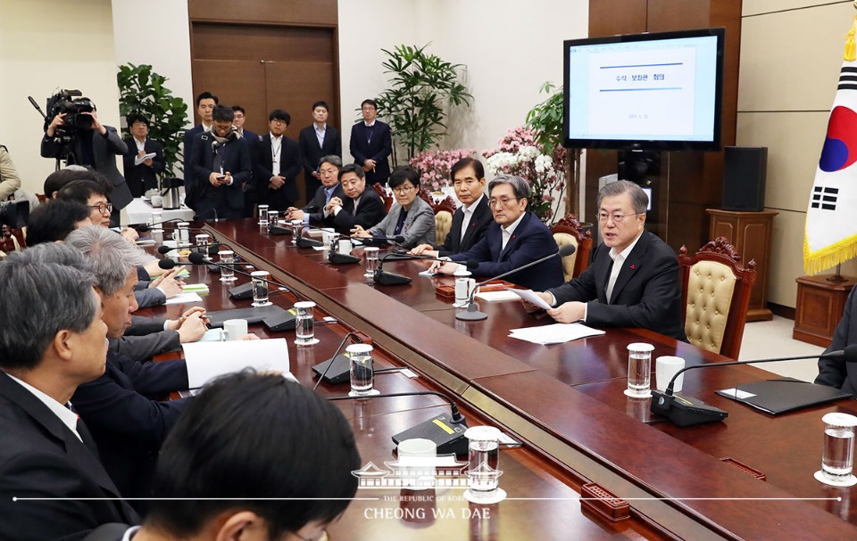 문재인 대통령이 21일 오후 청와대 여민관에서 열린 수석·보좌관회의에서 모두발언을 하고 있다.