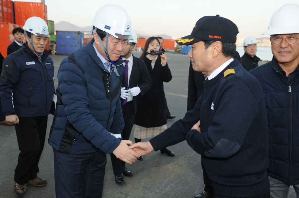 김영춘장관이 18일 오후 부산항 연안여객선 터미널에서 부산과 제주 노선에 운항을 재개한 