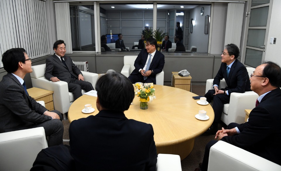 이낙연 국무총리가 21일 목동 CBS라디오 ‘시사자키 정관용입니다’에 출연하고 있다. 